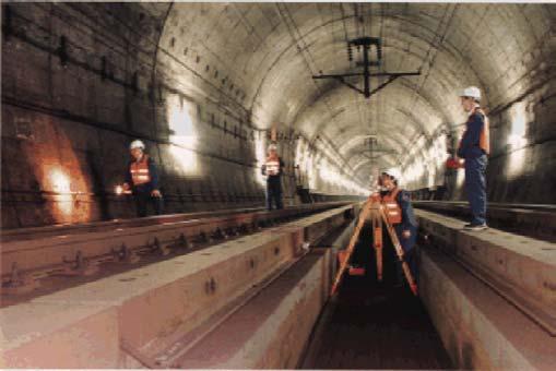 Nejdelší světové železniční tunely Strana 10 Obslužný tunel je s hlavním tunelem propojen pomocí propojek a šachet, vzdálenost únikových východů je 600 1000m. Během realizace došlo ke čtyřem záplavám.