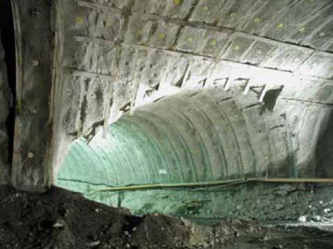 Nejdelší světové železniční tunely Strana 35 4.1.4. Vybavení tunelu V různých částech tunelu bude následující vybavení (Portmann a kol.