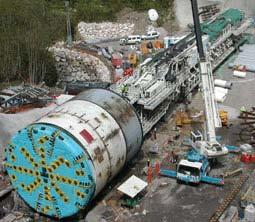 Oba stroje razily od jižního portálu. Dodavatel plánoval ražbu 7,9km paralelních tunelů pomocí TBM, zbylých 2,5km mělo být vyraženo konvenčně (stejně jako byla vyražena 2km dlouhá přístupová štola).