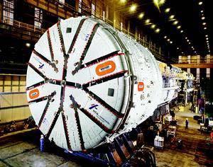 Tunel byl ražen pomocí TBM firmy NFM (Obr.89), které bylo v době výroby největším na světě (profil 14,87m).