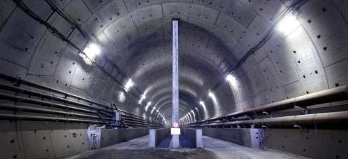 Nejdelší světové železniční tunely Strana 53 4.11.2. Volba koncepce tunelu Původně byl tunel navržen jako dva jednokolejné tunely vnitřním průměru 8m spojenými propojkami.
