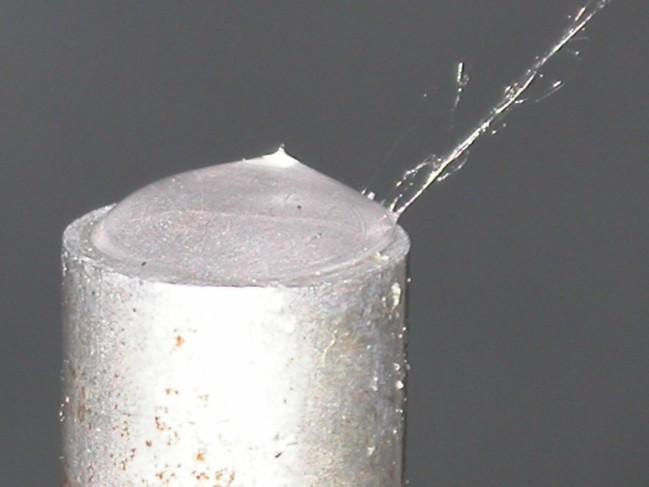 Zvlákňování z trnu (kovové tyčky) 1- zdroj vysokého napětí, 2- kovová tyčka, 3- kapka