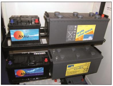 cyklů. Na obr. 8 jsou akumulátory určené pro ostrovní fotovoltaické systémy na výstavě v Miláně roku 2007. Obrázek 4. Akumulátory určené pro ostrovní fotovoltaické systémy, převzato z [8].