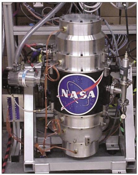 Obrázek 15. Vysokootáčkový setrvačníkový akumulátor energie (foto NASA), převzato z [8]. 2.
