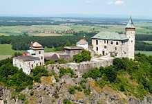 Králického Sněžníku. Mezi významné architektonické památky kraje patří například středověké hrady, které od 13.