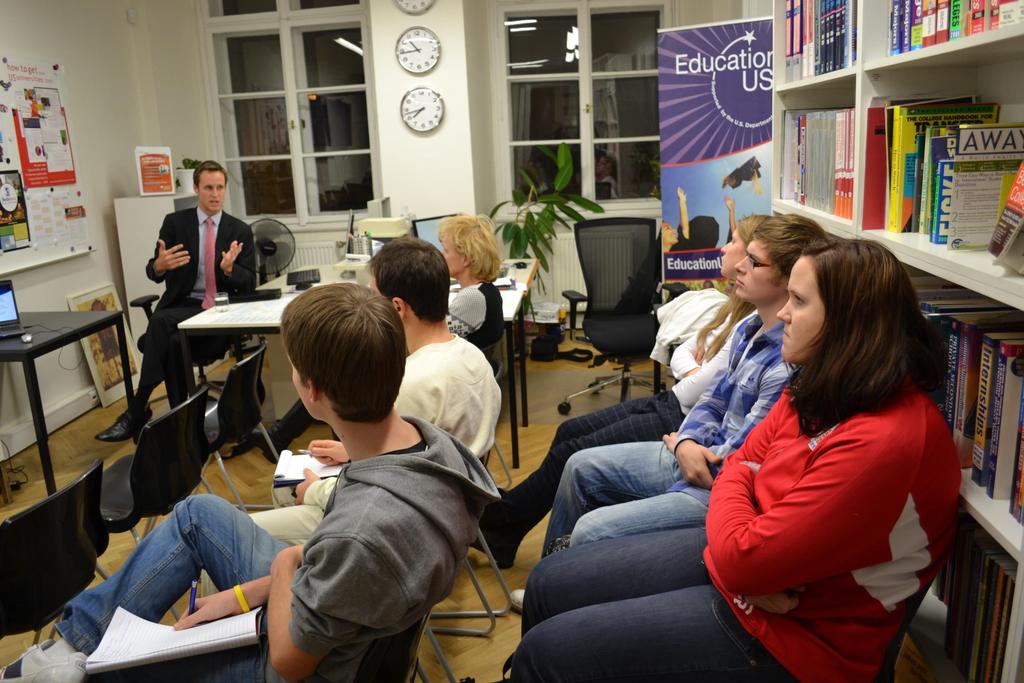 Poradenské centrum sítě EducationUSA Semináře o studiu v USA Knihovna učebnic a