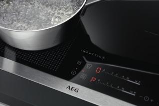 Na začátku vaření automaticky zapne a rozsvítí odsavač par a také nastaví odtah podle intenzity vašeho vaření. Odsavač par lze ovládat i manuálně.