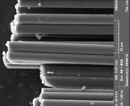 Obr. 3 SEM snímky skelného rovingu v podélném směru (vlevo nahoře) a v řezu (vpravo nahoře), snímek jednoho vlákna (vlevo dole) a průřez hybridní páskou (vpravo dole) 3.2.