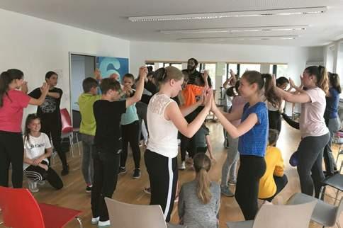16 Mimoškolní výměny mládeže Projekt Přátelství bez hranic podporuje česko-německá setkání mládeže. Zde právě probíhá jazyková animace během interkulturního tanečního festivalu ImPuls v Bayreuthu.