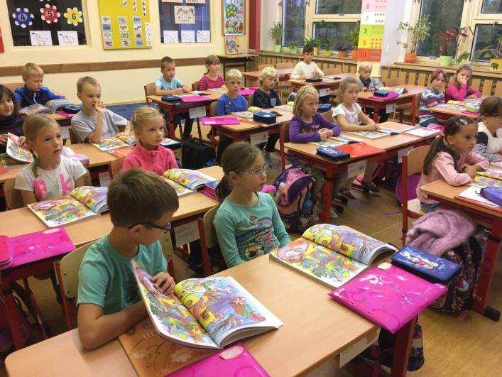 věcí. K učení jim také pomáhá kouzelnická tabule (smart) a barevné knížky, z kterých jim paní učitelka předčítá. Na konci září jsme navš?