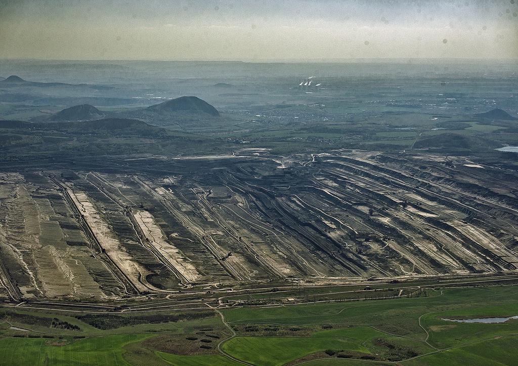 DOMOV Zastavení lomu Bílina Bílina je jeden z největších uhelných povrchových lomů v ČR a po prolomení limitů těžby se může provoz dolu prodloužit nejméně do roku 2050.