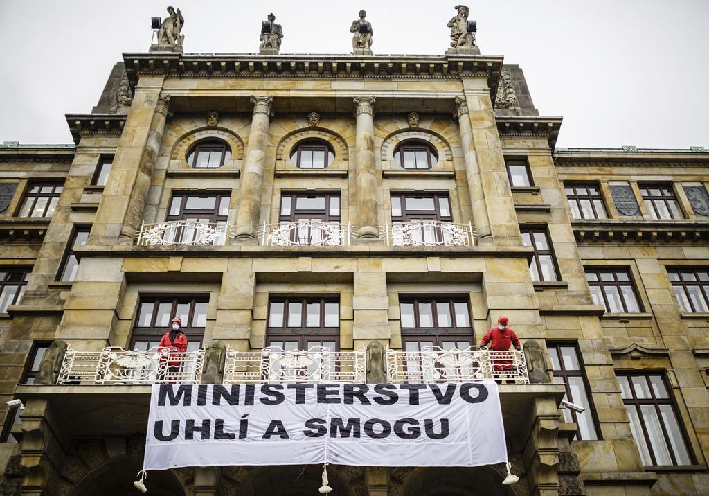 DOMOV Ministerstvo uhlí a smogu V lednu jsme zjistili, že ministr Tomáš Hüner chce na jednání vlády v tichosti a bez jakékoli veřejné debaty navrhnout, aby se Česká republika připojila ke