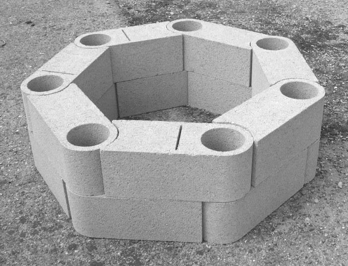 Tvárnice se spojují polosuchou betonovou směsí, která se vytvoří smícháním 500 kg písku se 75 kg cementu. Pro armování se používá beton řídký. Armování otvorů, musí posoudit odborný projektant.
