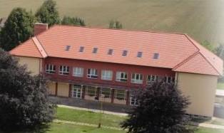 5.2. Areál školy Areál školy je poměrně rozlehlý a má tyto součástí: - velký okrasný park s lavičkami pro odpočinek a dřevěným altánkem; - dlážděné prostranství před školou vhodné pro hry i
