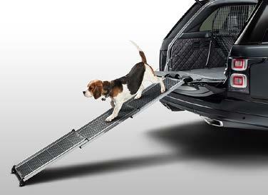 Čtyřnozí mazlíčci mají v našich vozidlech vždy dostatek místa a speciální příslušenství Land Rover pro psy jim navíc umožňuje cestovat bezpečněji a pohodlněji, abyste mohli vždy a všude vyhledávat