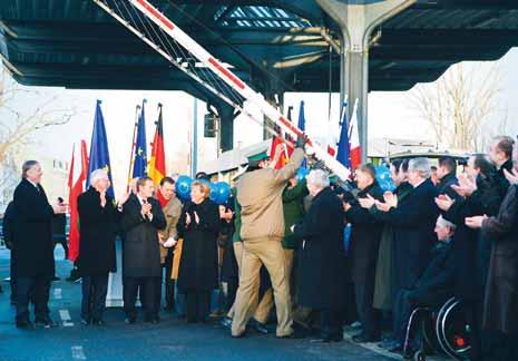 ÚVOD Schengen, venkovská obec na řece Mosele v jižním Lucembursku nacházející se v místě, kde se stýkají území původních smluvních stran Schengenské dohody (Francie, Německa a států Beneluxu), se