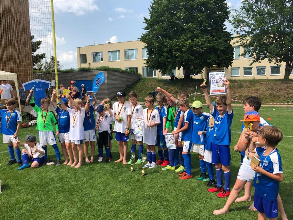 DIPLO.CUP 2019 13 Am Samstag, dem 15. Juni, nahmen die Fußballspieler des DFC Prag am Diplo.cup 2019 in Líbeznice teil.