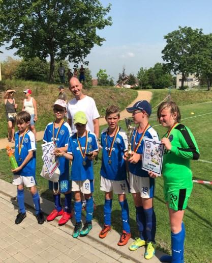 Insgesamt nahmen 6 Mannschaften am Turnier teil. Die DFC Prag Teams, in denen Fußballspieler unserer Schule spielten, belegten die Plätze 2 und 6.