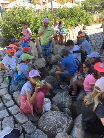 poznávali rostliny, dováděli na houpačkách, skluzavkách a