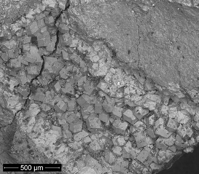 Jako standardy byly použity dobře definované homogenní minerály a syntetické fáze: Si, Al, K - sanidin, Ba - baryt, Sr - SrSO 4, Ca - wollastonit, Mg - olivín, Mn - spessartin, Fe - almandin.