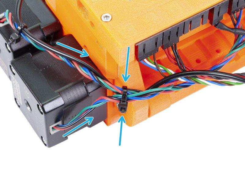 Můžete poškodit (zlomit) jednotlivé dráty. Veďte opatrně kabel od F.I.N.D.A. senzoru a spojte jej s kabelem od Selector motoru. Použijte první stahovací pásku.