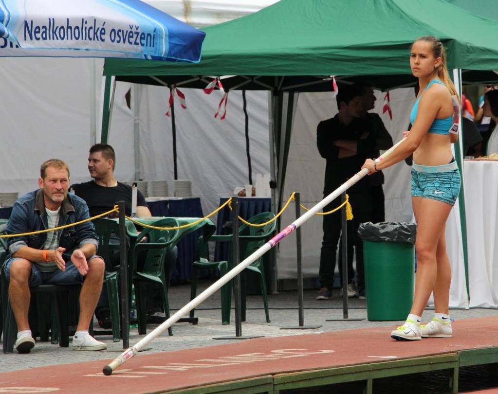 ANKETA O NEJÚSPĚŠNĚJŠÍ KMENOVÉ SPORTOVCE KLADENSKÉHO SPORTOVNÍHO GYMNÁZIA ZA ROK 2014 KÁLNAYOVÁ Klaudia 4. místo třída: 3.A sport: atletika skok o tyči věková kategorie: dorostenka Trenéři: Mgr.