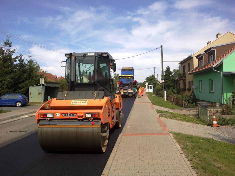 Pokládka recyklované směsi Pokládka asfaltové směsi probíhá finišery. Po pokládce dochází k hutnění asfaltové směsi s požadovanou teplotou.