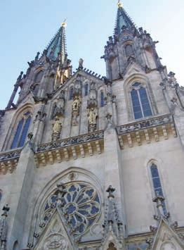 1 Katedrála sv. Václava Počátky spadají do 1. poloviny 12. stol., kdy zde stála románská bazilika. Na přelomu 13. a 14. stol. byly provedeny výrazné gotické úpravy.