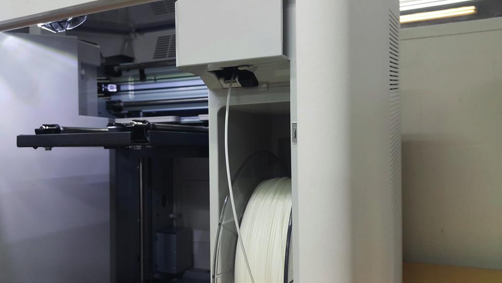 Tichá a přesná 3D tiskárna Sindoh 3DWOX 1 Tisková podložka Možnost vyjmutí a následného ohýbání tiskové podložky v kombinaci s jejím vyhříváním jsou dva