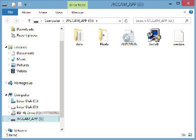 na ploše zobrazuje ikona Computer, dvojím kliknutím na ni otevřete Computer C Dvakrát klikněte na ikonu JVCCAM_APP v Devices with Removable Storage 3 Otevřete LCD monitor 0 Tento přístroj se