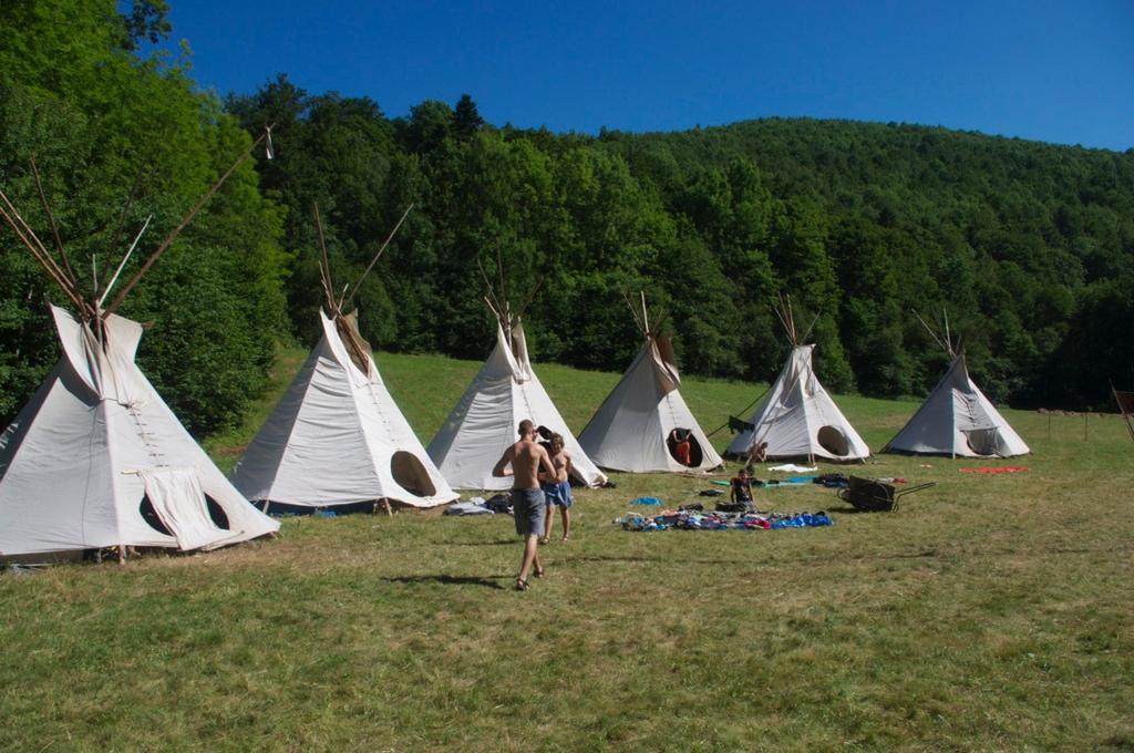 dospělých podílejí. Družiny se střídají v přípravě a vaření jídla. Program je naplněn hrami, soutěžemi, výlety do okolí.