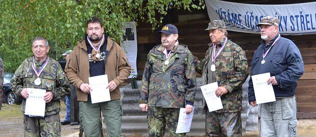 Standardní puška zleva Tóth a Solař, chybí Červenka, Vecko, Mašek a