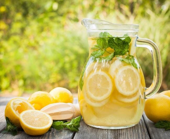 Suroviny citron 6 ks limeta 4 ks pomeranč 1 ks cukr krupice 400 g neperlivá voda 0,5 litru perlivá voda 1,5 litru kostky ledu citron a limetka na ozdobu čerstvá meduňka CITRONOVÁ LIMONÁDA Postup 1.