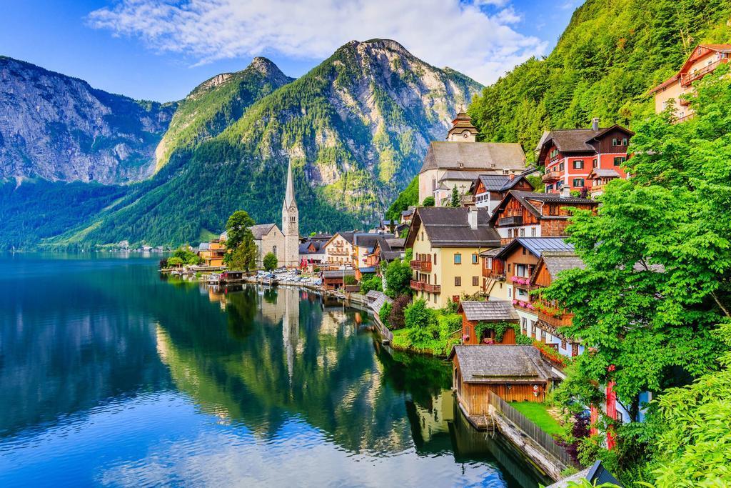 Obec Hallstatt, Hallstätter See (Halštatské jezero) Hallstatt je obec s 923 obyvateli nacházející se