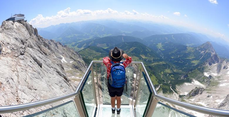 Schladming, Dachstein Ve Schladming je hezké si prohlédnout sportovní areál a městečko. Dále je zde možnost vyjet lanovkou (za cca 15 euro) na kopec Planai.