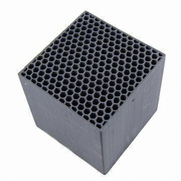 mohou prasknout. Nově navržená technologie výroby velké keramické filtrační sestavy se skládá z několika malých filtrů, aby se zabránilo prasknutí katalyzátoru [26].