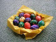 Historie o Kraslicích Už od pradávných dob bylo vejce symbolem zrození a života. V dávné historii se vejce vkládala do hrobů zemřelých. Zlatě obarvené vejce bylo objeveno v královské hrobce v Sumeru.