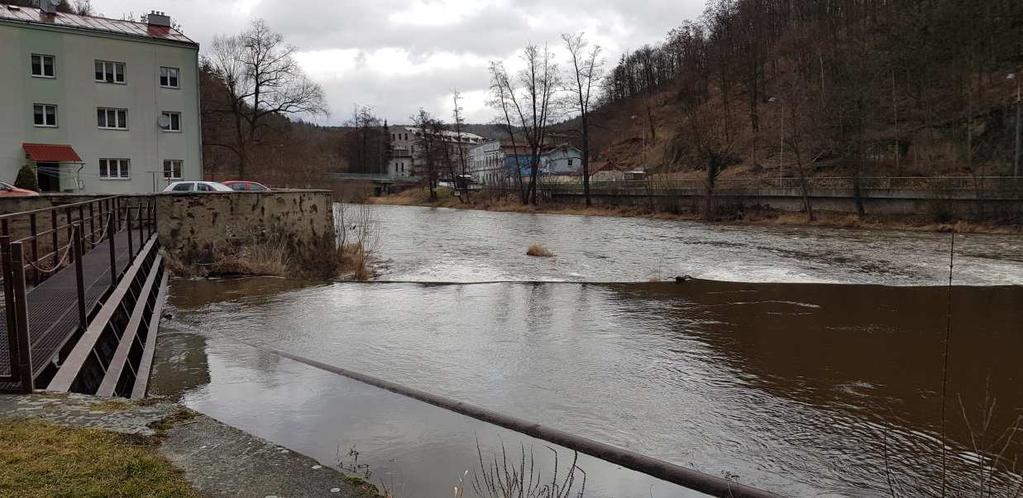 semaforem a za výše uvedených podmínek a to doplňkovými cedulemi, které budou umístěny paralelně s vybranými bannery/cedulemi (zejména na tělese Horního jezu Loket, na levém břehu pod železničním