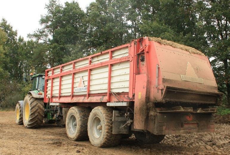 Rozmetání hnoje Agroslužby mají na svůj výměnný systém jednu rozmetací nástavbu, kterou využívají při poskytování služby rozmetání hnoje.