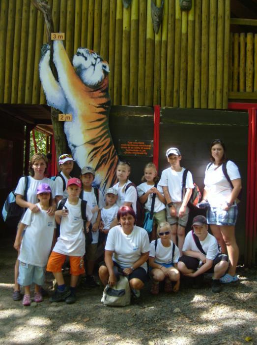 P 4. Den (17.8.2011, středa) Tento den ihned po snídani děti spolu s vedoucími vyrazili navštívit ZOO Lešná a přilehlý zámek nedalo Zlína.