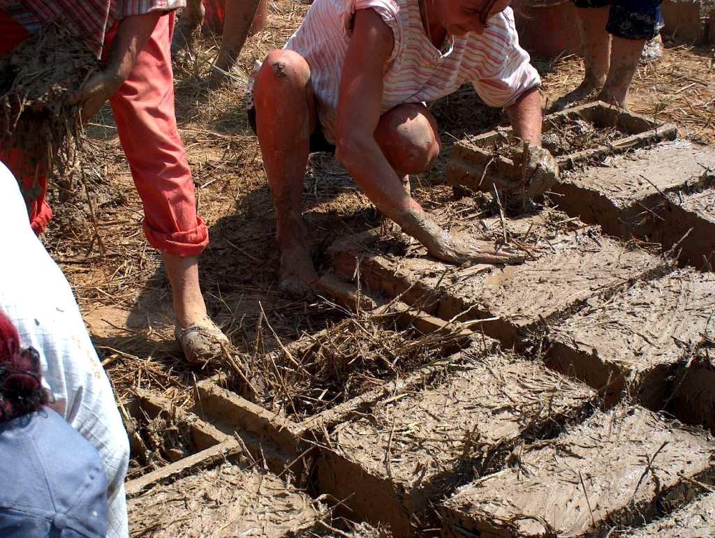 Kompozitní materiály Vývoj antický gypt cihly 9. století výztuž zdiva ocelovými tyčemi předepjatý beton poč. 20.