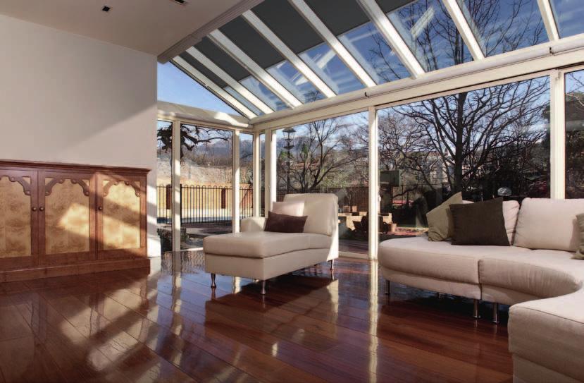 VERANDA HRV08-ZIP Získejte co nejvíce komfortu z vaší zimní zahrady nebo střešního okna s verandovou roletou HRV08-ZIP. Užijte si relax ve stínu pod tímto systémem s nadčasovým designem.