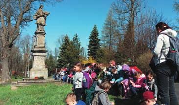 dubna v podveãer seznámeni s pfiipravovanou nauãnou stezkou Opomíjené kouzlo Krásného Lesa v rámci akce Noc v knihovnû, která se konala v jejich kole.