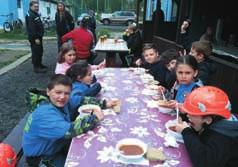 První se konaly v Chabafiovicích, po ukonãení soutûïe jsme brali desáté místo, pochutnali jsme si na gulá ku a vyrazili unaveni domû. Hned druh den jsme vyráïeli na dal í závody.