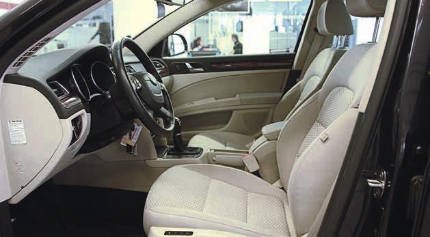 sedadla řidiče a spolujezdce mohou mít na vnějších předních částech opěradel povrchové stopy