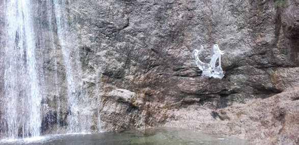 Vodopád Nixenfall PŘÍRODNÍ PODÍVANÁ S ŠUMIVÝM EFEKTEM Tato nádherná rodinná pěší túra nás zavede k vodopádu, v němž podle pověsti žije vodní panna "Adhara".