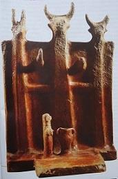 ukazuje tento terakotový model chrámu z kyperského