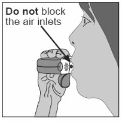 Neblokujte přívody vzduchu Vyjměte inhalátor z úst a zadržte dech na 5 10 vteřin nebo na tak dlouho, jak to bez námahy vydržíte. Poté pomalu vydechněte, ale ne do inhalátoru.