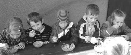 Tfii t dny jsme v na í kolce mûli novou paní uãitelku na praxi, Terezku Krejzovou, která u dûtí byla velmi oblíbená, dûti pro ni vafiily, malovaly ji obrázky a mûly ji rády.