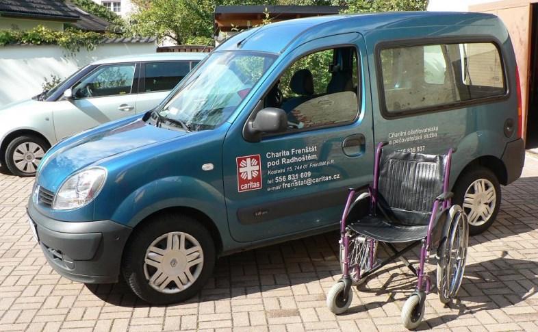obydlí (bytu/domu) při zahájení i ukončení přepravy, v případě potřeby poskytnutí vlastního invalidního vozíku, poskytnutí
